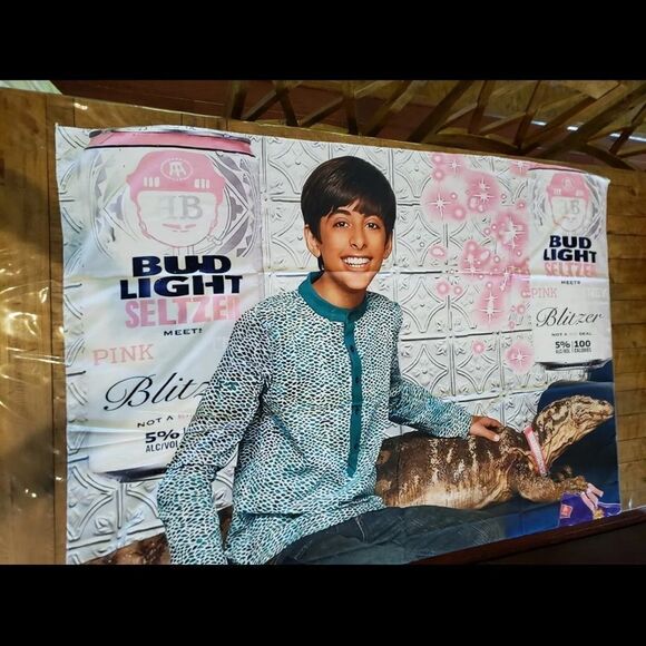 YouGaet Diuahue Tapestry  - Picture 4 of 8